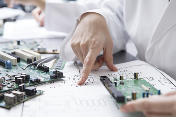 projektowanie układ&oacute;w elektronicznych