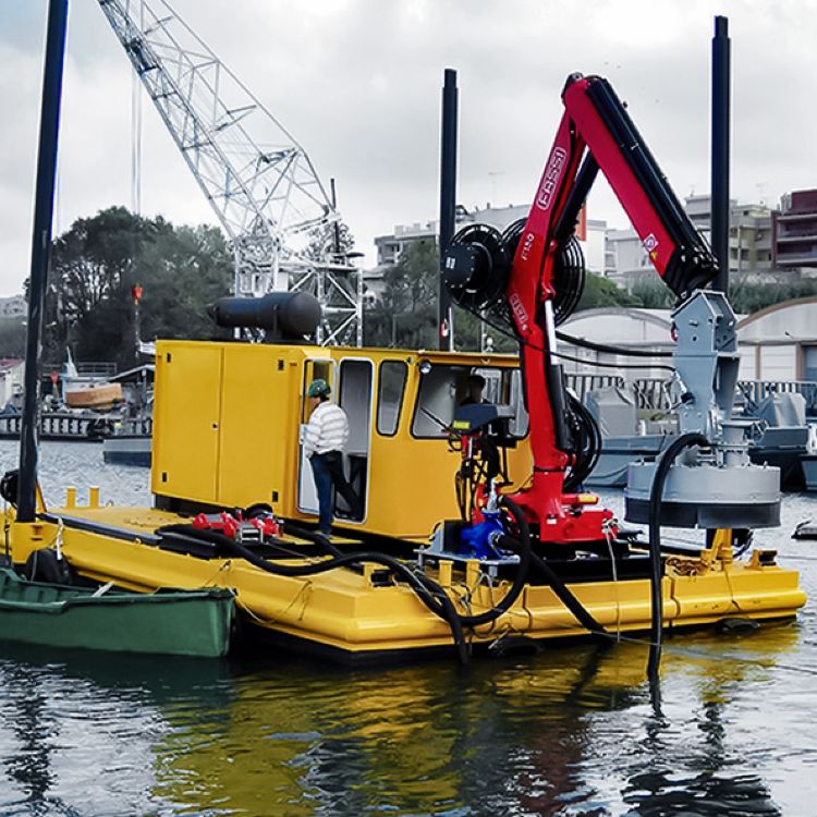 Dredge with telescopic boom